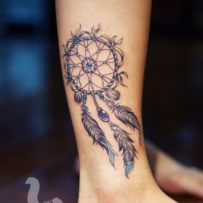  Tatouage attrape rêve avec un gem bleu central sur la cheville
